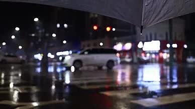 实拍行人雨中打伞等红灯的预览图